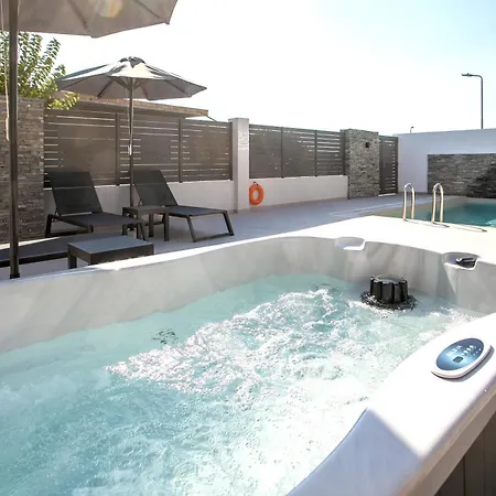 Kiki Luxury Villa Afándu